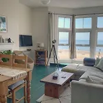 Fantastic 3 Bed Beachfront Flat With Seaview