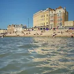 Fantastic 3 Bed Beachfront Flat With Seaview