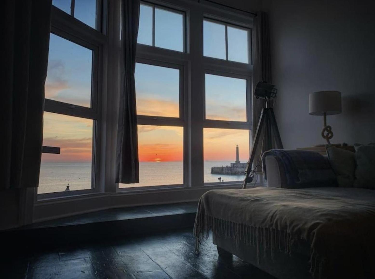 Fantastic 3 Bed Beachfront Flat With Seaview *