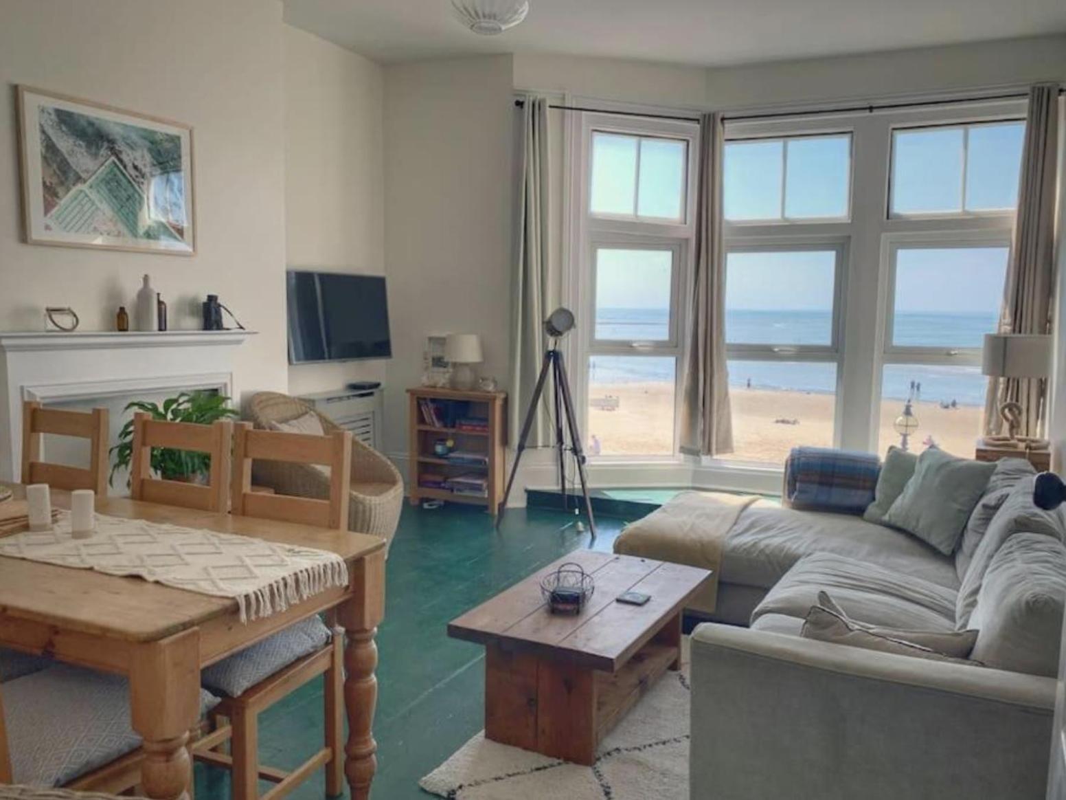 Fantastic 3 Bed Beachfront Flat With Seaview