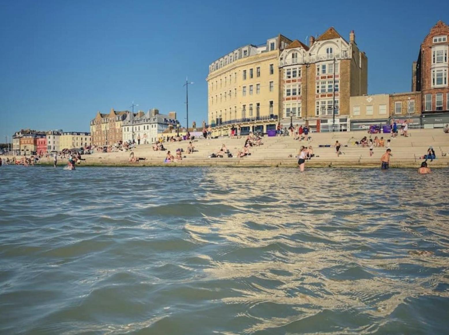 Apartment Fantastic 3 Bed Beachfront Flat With Seaview *